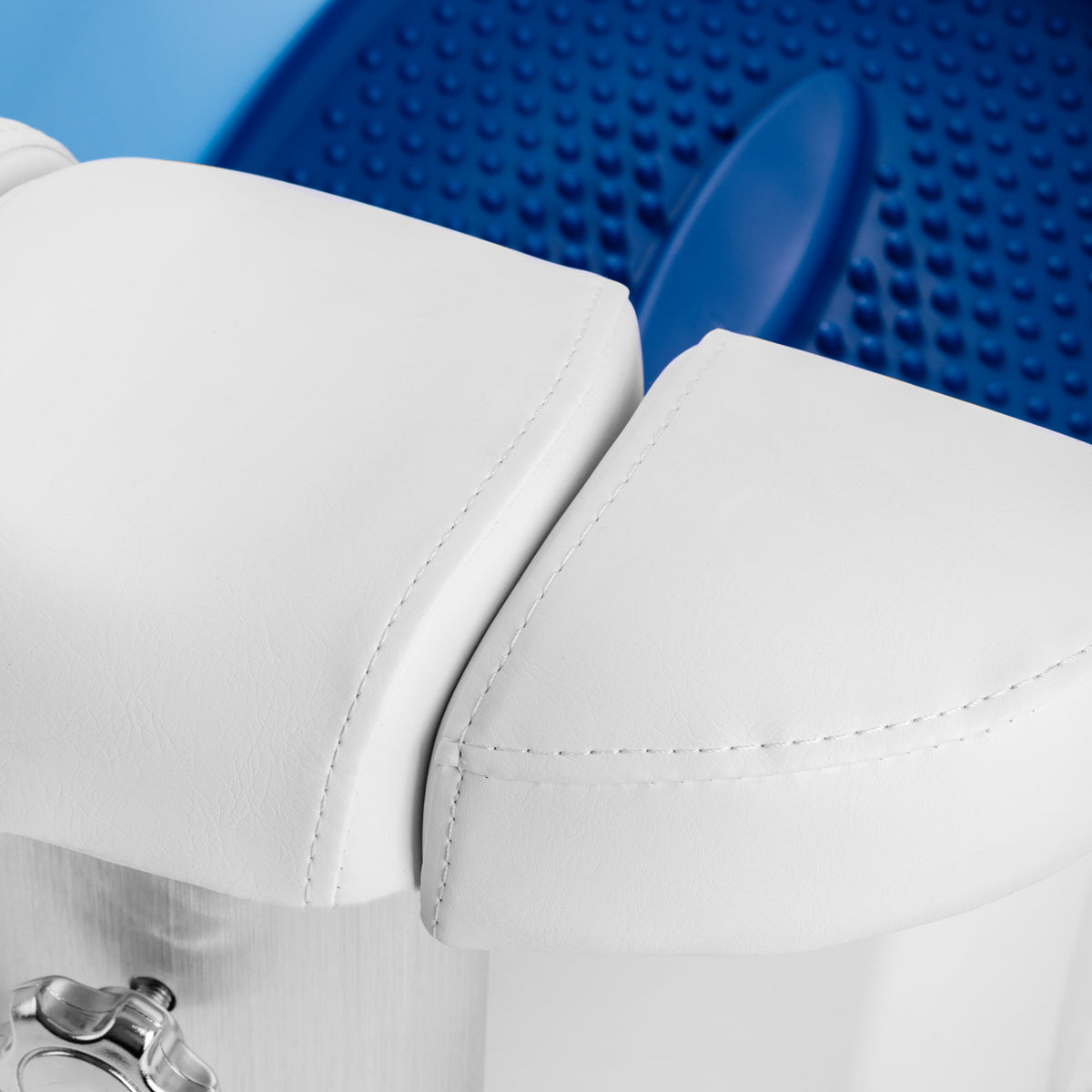 Pedicure bakke med massageapparat og hvid vogn